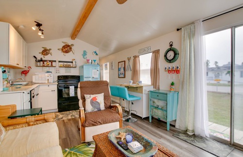 Port Isabel Cottage | Furnished Deck: Waterfront Port Isabel Cottage!
