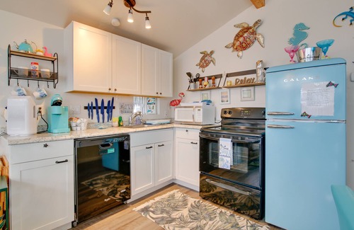 Port Isabel Cottage | Furnished Deck: Waterfront Port Isabel Cottage!