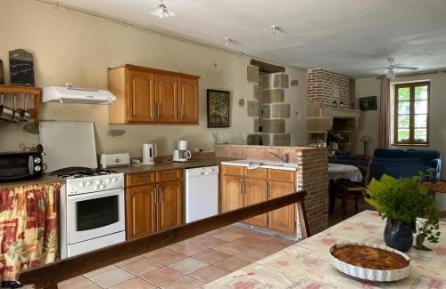 Souvigny House | Gîte à la Ferme avec Piscine et Wifi à Souvigny - FR-1-489-231