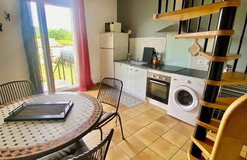 Alba-la-Romaine Apartment | Gîte 4/5p, 2 bedrooms, private garden, shared pool