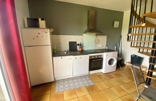Alba-la-Romaine Apartment | Gîte 4/5p, 2 bedrooms, private garden, shared pool