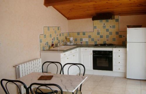 Sainte-Foy-Saint-Sulpice Apartment | Gîte calme avec terrasse et animaux acceptés - FR-1-496-47