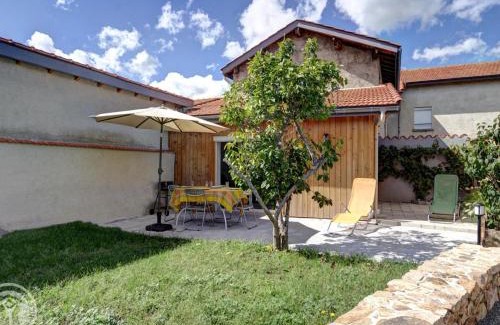 Balbigny House | Gîte confortable à Balbigny avec terrasse et jardin - FR-1-496-282