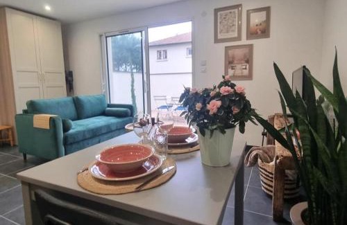 Montrond-les-Bains House | Gîte cosy à Montrond-les-Bains, cuisine moderne, jardin - FR-1-496-342