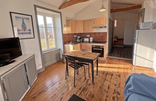 Saint-Andre-dʼApchon House | Gîte cosy avec jardin et Wi-Fi dans ancienne ferme viticole - FR-1-496-142