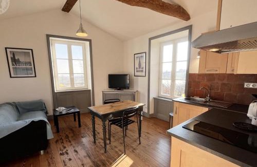 Saint-Andre-dʼApchon House | Gîte cosy avec jardin et Wi-Fi dans ancienne ferme viticole - FR-1-496-142