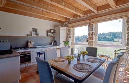 Saint-Regis-du-Coin House | Gîte cosy avec poêle à bois et vue sur campagne, 2 chambres, 4 personnes, idéal pour nature - FR-1-496-268