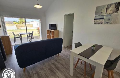 Saint-Michel-en-l'Herm House | Gîte cosy 2 pers. près des plages et du Marais Poitevin, avec terrasse couverte - tout inclus - FR-1-426-550