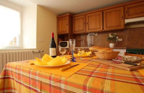 Saint-Georges-Lagricol House | Gîte de charme en Auvergne, cour fermée, jardins privés, BBQ, babyfoot, proche St Jacques de Compostelle - FR-1-582-232