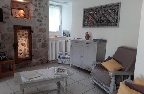 Saint-Georges-Lagricol House | Gîte de charme en Auvergne, cour fermée, jardins privés, BBQ, babyfoot, proche St Jacques de Compostelle - FR-1-582-232