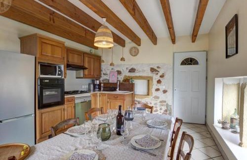 Sevelinges House | Gîte de charme 6 pers, jardin clos, animaux bienvenus - FR-1-496-250