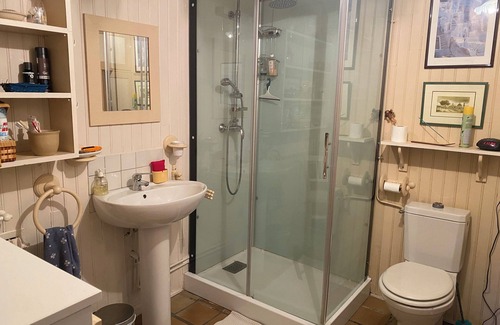 La Feuillee Bed & Breakfast | Gîte de Kerven In a two-hundred-year-old farmhouse in the Monts d'Arrée mountains