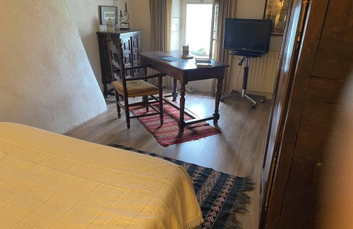 La Feuillee Bed & Breakfast | Gîte de Kerven In a two-hundred-year-old farmhouse in the Monts d'Arrée mountains