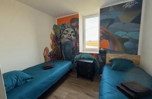 Montaigu-le-Blin House | Gîte familial pop'art, déco unique proche de Vichy - FR-1-489-519