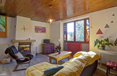 Marlhes House | Gîte feng shui enchanteur à Marlhes avec cheminée et jardin - FR-1-496-57