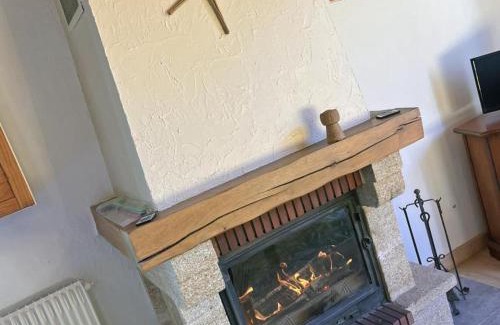 Marlhes House | Gîte feng shui enchanteur à Marlhes avec cheminée et jardin - FR-1-496-57