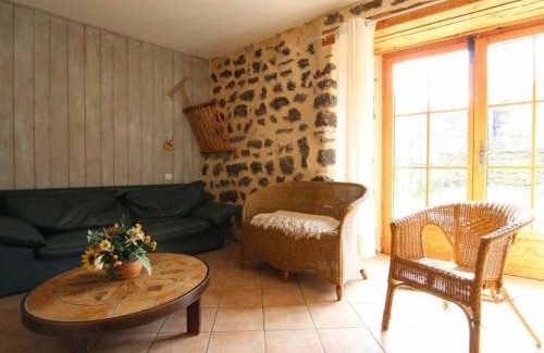 Saint-Christophe-sur-Dolaison House | Gîte à la ferme à Saint-Christophe-sur-Dolaison avec terrasse et chambres privatives - FR-1-582-284