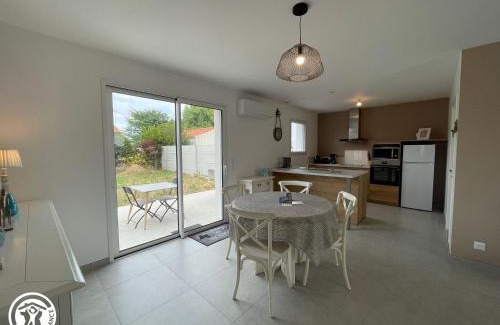 La Barre-de-Monts House | Gîte moderne à La Barre-de-Monts avec terrasse et parking - FR-1-426-586