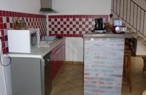 Ebreuil House | Gîte paisible à Ébreuil avec jardin et animaux acceptés - FR-1-489-19