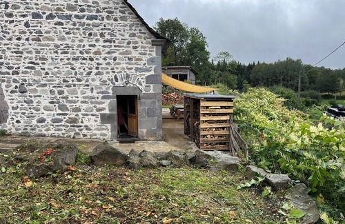 Chastreix House | Gîte Pour 16 à 18 Personnes de 1823 Grande Cheminée Fonctionnelle