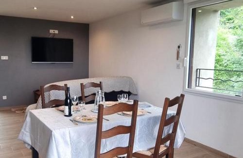 Saint-Chamond House | Gîte rénové avec terrasse panoramique et tout confort à Saint-Chamond, proche Saint-Étienne et Lyon - FR-1-496-324