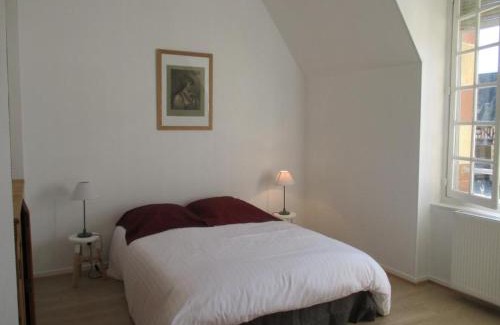 Trevol House | Gîte rénové dans un château avec WIFI et jardin, animaux acceptés - FR-1-489-73