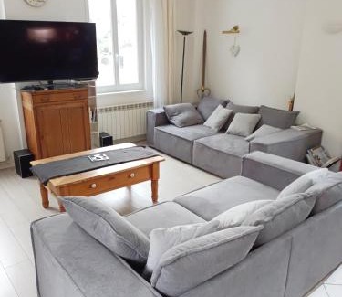 Theys House | GÎTE REDROOSTER HOME - 160m2, 4 ch, 2 sdb, fibre, parking, sauna, bain à remous