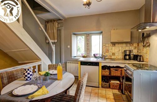 Montbrison House | Gîte rustique avec cheminée à Montbrison - FR-1-496-158