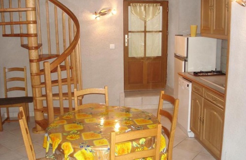 Saint-Pourcain-sur-Sioule House | Gîte Saint-Pourçain-sur-Sioule, 2 pièces, 2 personnes - FR-1-489-30