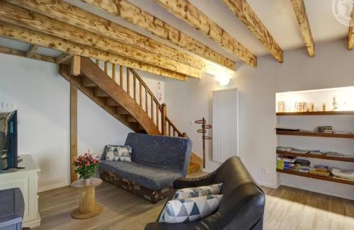 Cremeaux House | Gîte spacieux avec terrasse en pleine campagne à Crémaux - FR-1-496-220