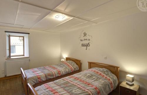 Cremeaux House | Gîte spacieux avec terrasse en pleine campagne à Crémaux - FR-1-496-220