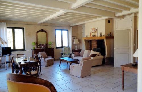 Saint-Haon-le-Vieux House | Gîte spacieux avec wifi et animaux acceptés - FR-1-496-31