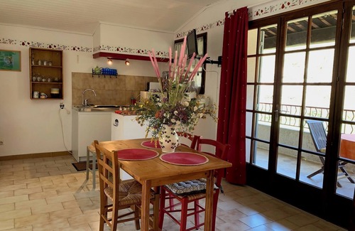 Venasque Apartment | Gîte studio with loggia in Venasque en Provence