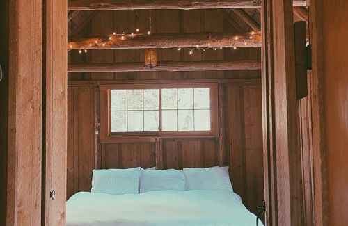 Altaville Cabin | ✨Güdren’s Gudwud✨ Whimsical & private artist retreat cabin in the woods