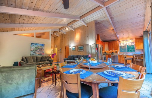 Sebastopol House | G's RiverView~Tranquil Forest Escape w/River views Near Golf WiFi/Open Space