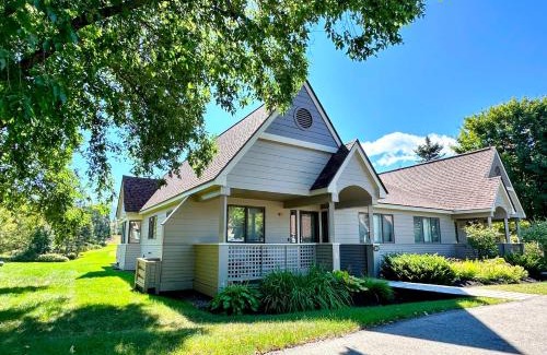 Bretton Woods Villa | G3 Classy Bretton townhome with AC fast wifi great mountain views right on the golf course