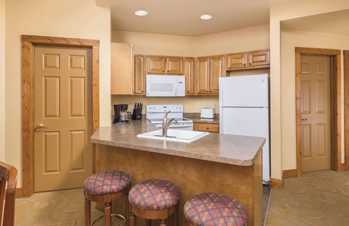 Hanover Resort | Galena, IL: Studio w/Fireplace, Jetted Tub, Resort Pool & Outdoor Activities