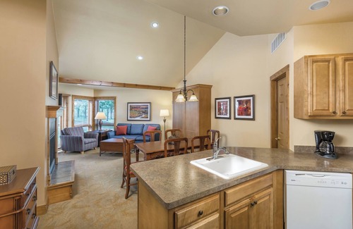 Hanover Resort | Galena, IL: Studio w/Fireplace, Jetted Tub, Resort Pool & Outdoor Activities