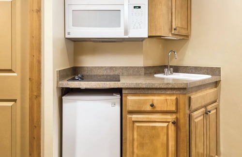 Hanover Resort | Galena, IL: Studio w/Fireplace, Jetted Tub, Resort Pool & Outdoor Activities