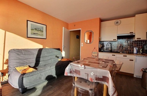 Hardelot-Plage Apartment | GALION E5 : Studio with large cabin, balcony, facing the sea, pedestrian seafront, sleeps 4