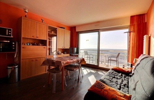 Hardelot-Plage Apartment | GALION E5 : Studio with large cabin, balcony, facing the sea, pedestrian seafront, sleeps 4