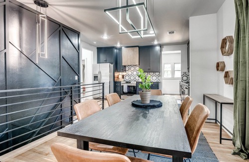 Norman House | Game day getaway! Quick walk to campus & main street entertainment district!