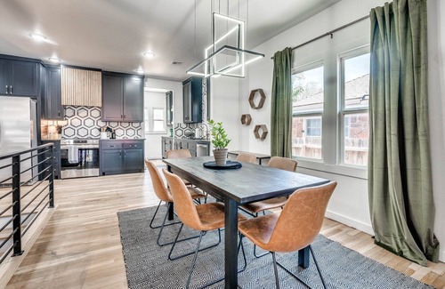 Norman House | Game day getaway! Quick walk to campus & main street entertainment district!