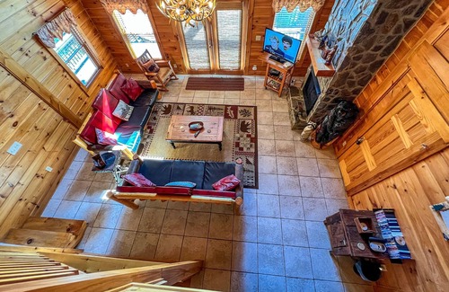 Grassy Creek Cabin | Game Nights + Mountain Sunsets: October Memories Await @ Dream Mtn Lodge!