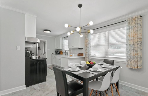 Savannah House | Game Room * Fenced Yard * Firepit * Dog Friendly * Short Drive to Historic Area