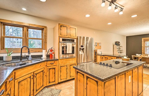 Elk Park Cabin | Game Room & Fire Pit: Spacious Elk Park Lodge!