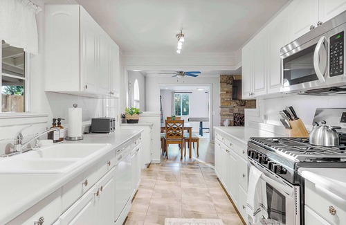Paso Robles House | Game room & Fire Pit|Short Walk to Downtown!