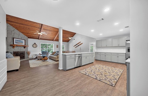 Lake Oconee House | GAME ROOM, QUIET COVE & DOCK! LAKEFRONT! SLEEPS 16