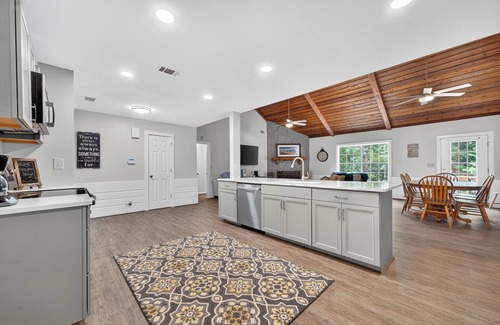 Lake Oconee House | GAME ROOM, QUIET COVE & DOCK! LAKEFRONT! SLEEPS 16
