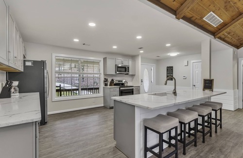 Lake Oconee House | GAME ROOM, QUIET COVE & DOCK! LAKEFRONT! SLEEPS 16